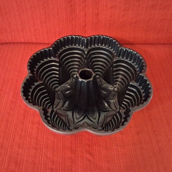 Nordic Ware Pro Cast FESTIVAL FIESTA PARTY BUNDT PAN Cast Aluminum Lightly - Picture 6 of 9